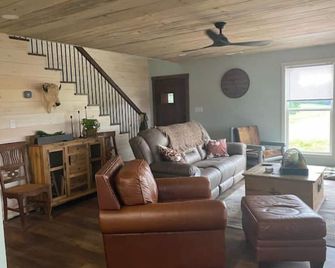 Amazing Mountain Views, Cabin, Private Farm Setting, Convenient Location - Cleveland - Living room