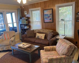 Charming, Rustic Lake Cottage, Great For Families Who Want To Get Away! - Shelbyville - Sala de estar