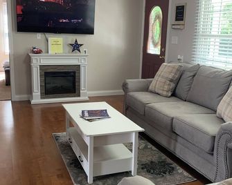 Charming 3 bedroom, 2 bath farmhouse just outside of Owensboro, KY - Owensboro - Sala de estar