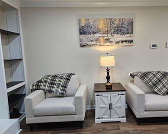 Charming 3-bedroom 2-Bath house with WiFi and AC in lovely Landrum - Landrum - Living room