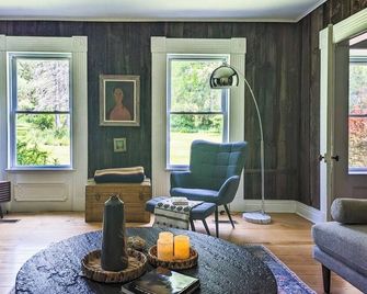 Cozy farmhouse getaway with modern amenities - Margaretville - Вітальня