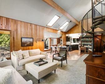 The Treehouse - Bellingham - Living room