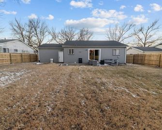 Spacious Home w/Game Room, Firepit & Entertainment - Florissant - Building