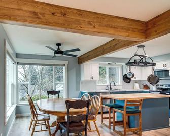 Welcoming Gardiner Home Near Oregon Dunes Rec Area - Gardiner - Salle à manger