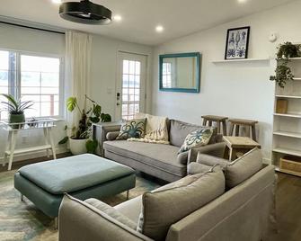 Peaceful waterfront 2-bed bungalow with huge deck, amazing views - Silverdale - Living room