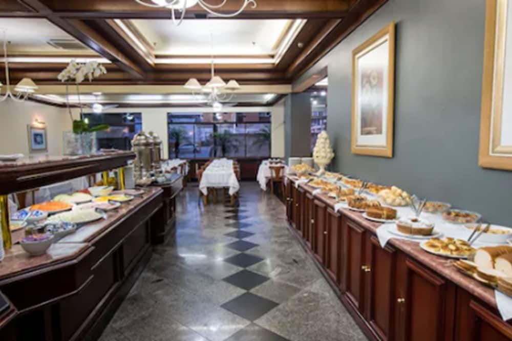 Hotel Carlton Plaza - โปโซส เด คาลดาส - บุฟเฟ่ต์