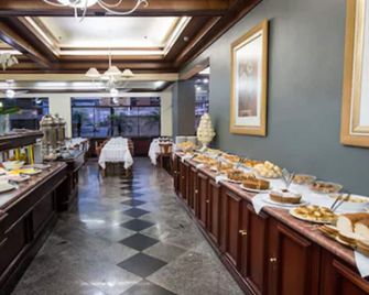 Hotel Carlton Plaza - โปโซส เด คาลดาส - บุฟเฟ่ต์