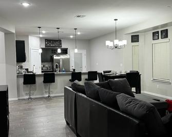 La Casita 915- Hot Tub, Family-Friendly! - Horizon City - Living room