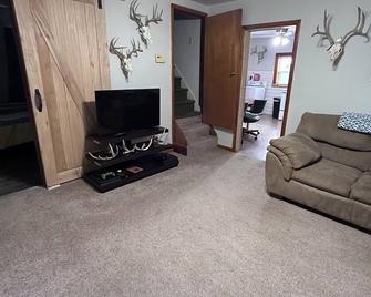 Peaceful working farmhouse near Ord Ne. - Ord - Living room
