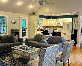 Blackbeard S Lakefront Bungalow - Somerset - Вітальня