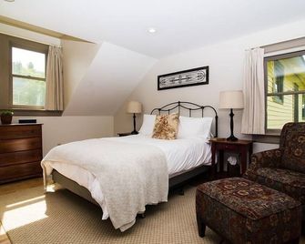 Cedar Room - Private Bath with Queen Bed - Keene