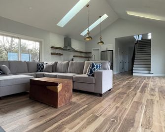 Stunning 10-Acre Luxury Retreat Breathtaking Views – 4br, 4ba Near Nyc & Warwick - Warwick - Living room
