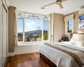 \'Huonview\' House on the Hill. Views for miles. 5 mins from CBD - Wodonga - Bedroom