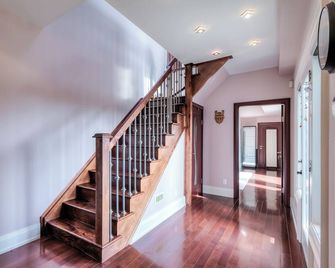 Private Oasis in King City - King City - Stairs