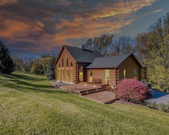 Pool, Games and Sauna Mount Joy Countryside Cabin - Mount Joy - Building