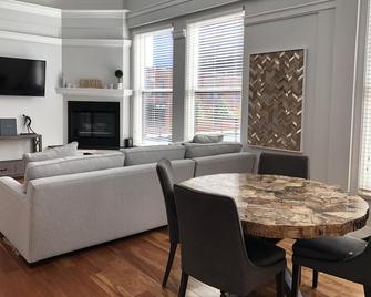 Newly Renovated Historic Loft in the Heart of Downtown Ann Arbor - Ann Arbor - Dining room
