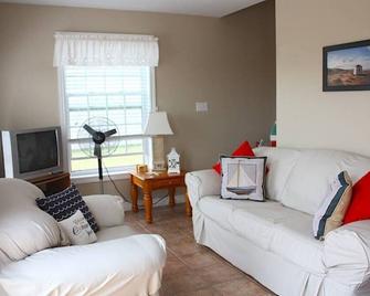 Rustico Tides Cottages, Unit 2 - Rusticoville - Living room