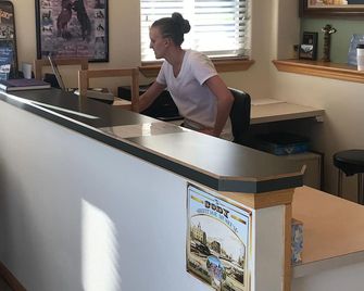 Green Gables Inn - Cody - Front desk