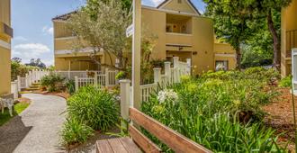 Quality Inn & Suites Capitola By the Sea - Capitola - Building