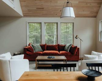 Half Moon Mtn House - Modern Chalet in Barryville - Barryville - Living room