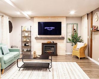 Charming Retreat: King Bed, Full Kitchen & Spacious Backyard. Perfect Location! - Hillsboro - Living room