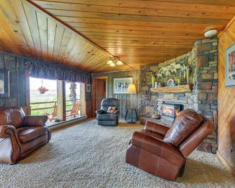 Stunning Mountain Views Spacious Cabin in Dubois! - Dubois - Living room