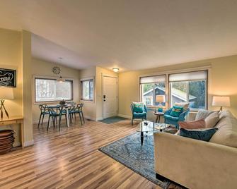 Cute Cottage with Deck Walk 115 Ft to Brewery and Cafe - Poulsbo - Sala de estar