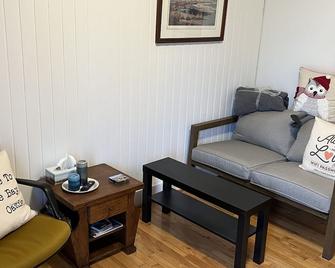 Mahone Bay Town Center 2 Bedroom Apt. - Steps to Everything - Vacation Oasis - Mahone Bay - Living room