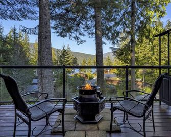 The Great Escape - Port Renfrew - Cottage & Bunkhouse - secluded with Private Hot Tub - Port Renfrew - Balcony