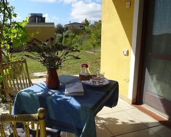 B&b Casa Per Ferie Villaggiocarovana - Castiadas - Balkon