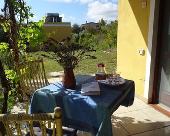 B&b Casa Per Ferie Villaggiocarovana - Castiadas - Balkon
