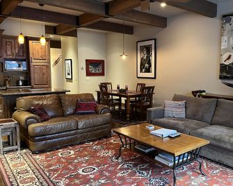 Downtown Bigfork, 1 Bedroom Luxury Condo overlooking the Swan River - Bigfork - Lounge