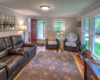 White Oak Cottage-Walk to Downtown Black Mountain - Black Mountain - Living room