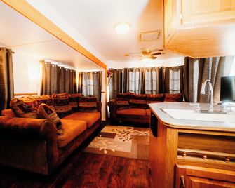 La Junta Camping & Cabins - La Junta - Huiskamer