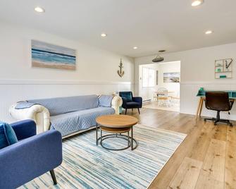 Charming Beach Haven West Home 1 Mi to Beach! - Manahawkin - Living room