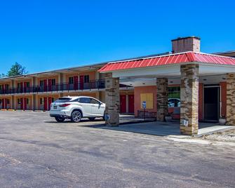 Econo Lodge - Bradford - Building
