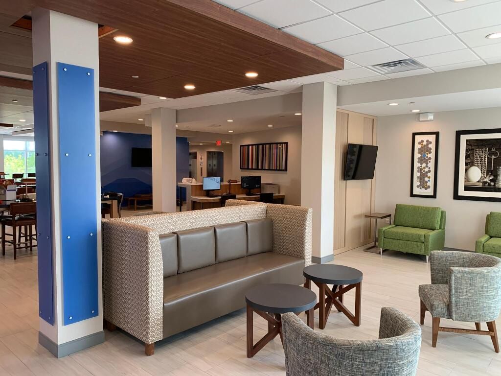 Holiday Inn Express & Suites Chicago - Hoffman Estates By IHG thumbnail 3
