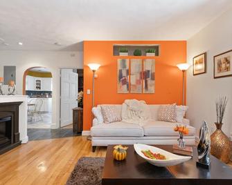 Stunning 1 Br-Apt-Oceanview To Revere Beach -3 Train Stop Boston Logan Airport - Revere - Living room