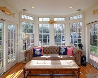 Stunning Falmouth Cape House close to Beaches, Golf, Restaurants and Shops. - Falmouth - Obývací pokoj