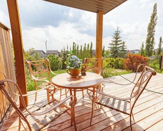 Cozy tidy private | Sunset Garden - Cochrane - Balcony