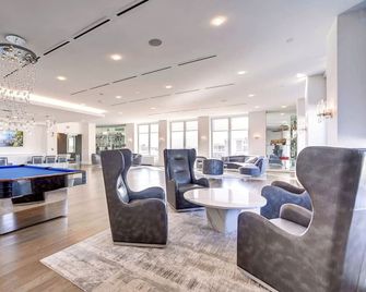 Stylish Crystal City Flat - Pool & Fitness - Arlington