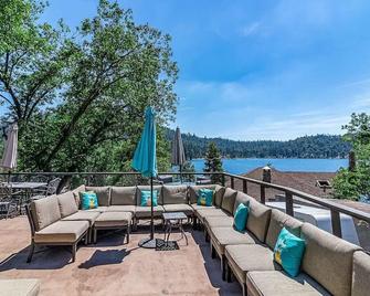 Updated Paradise Cove, Bass Lake With private boat dock & lake views. Central AC - Bass Lake - Balcony