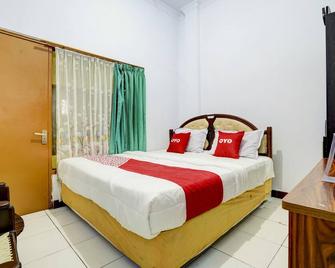 OYO 90118 Hotel Diamond Syariah - Subang - Bedroom