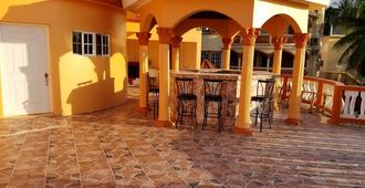 Penthouse View And Flats Vacation Home - Bahía Montego - Patio