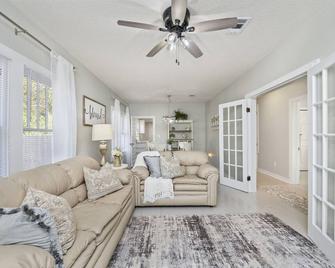 The Blue Pearl near Downtown Crestview - Crestview - Living room