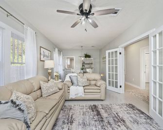 The Blue Pearl near Downtown Crestview - Crestview - Huiskamer