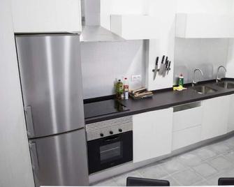Downtown River Hostel - San Sebastian - Kitchen
