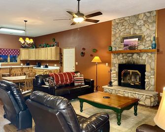 Cozy Six Bedroom Home Red River, Nm - Red River - Huiskamer