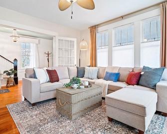 Roberson House: Private Pool|Walk to Downtown|Sleeps 12 - Washington - Wohnzimmer