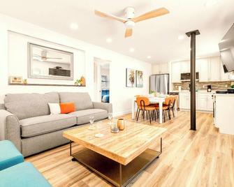 Bbr #11, Steps To The Beach, Htd Pool, 2 Bed Apt W/Kitchen,1 King & 2 Queens! - Treasure Island - Sufragerie